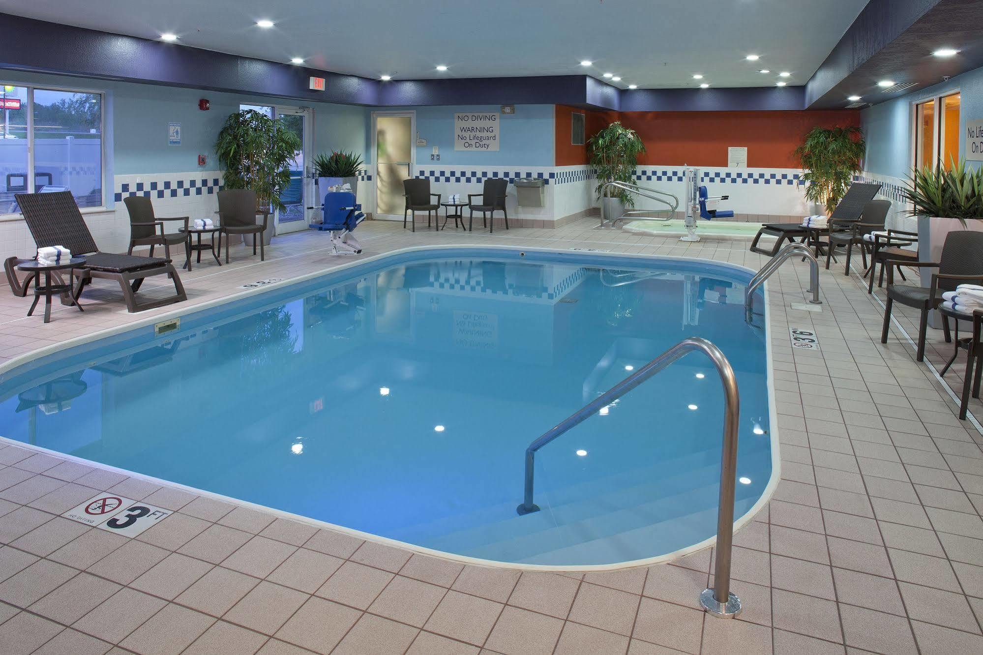 Fairfield Inn By Marriott Richmond New Paris Exterior photo